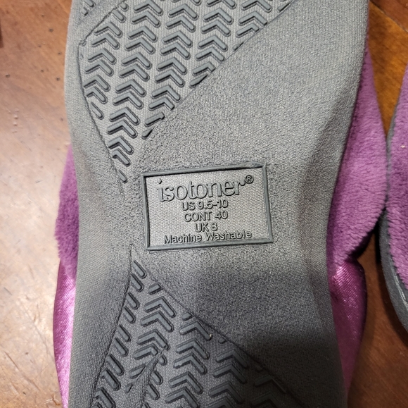 Isotoner Slippers Sz 9.5-10 - Picture 2 of 2
